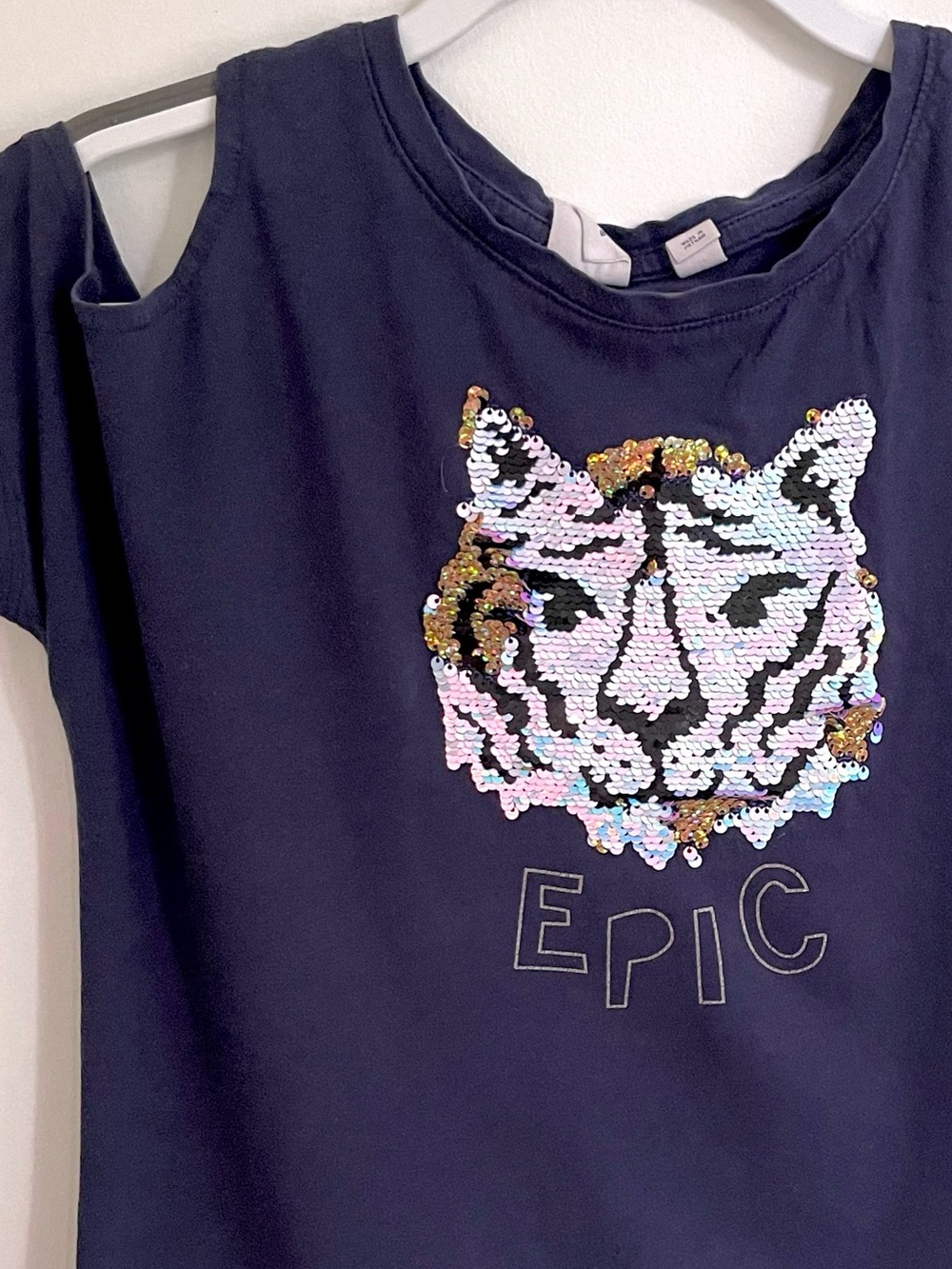 $7 💥Flip Sequin Gap Cheetah Cold Shoulder T-Shirt, EPIC, Gold & Navy, Like New